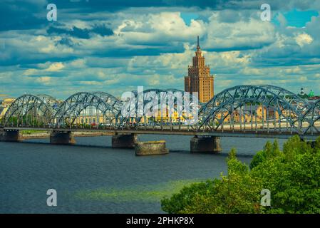 Akademie der Wissenschaften hinter einer Stahlbrücke in der lettischen Hauptstadt Riga. Stockfoto