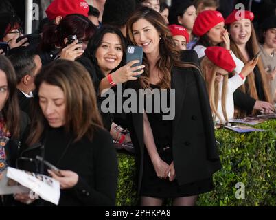 Los Angeles, USA. 28. März 2023. Jackie Sandler mit Fans beim Netflix's MURDER MYSTERY 2 Los Angeles Premiere, das am Dienstag, den 28. März 2023, im Regency Village Theater in Westwood, Kalifornien, stattfindet. (Foto: Sthanlee B. Mirador/Sipa USA) Guthaben: SIPA USA/Alamy Live News Stockfoto