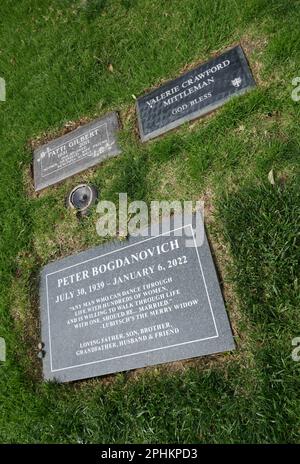 Los Angeles, Kalifornien, USA 26. März 2023 Direktor Peter Bogdanovichs Grab auf dem Pierce Brothers Westwood Village Memorial Park Cemetery am 26. März 2023 in Los Angeles, Kalifornien, USA. Foto: Barry King/Alamy Stock Photo Stockfoto