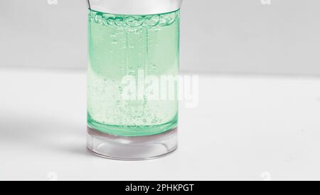 Hyaluronsäure in Glasflasche auf weißem Hintergrund mit Nahaufnahme des Clipping-Wegs, flüssiges grünes Gel oder Serumblasen, Medizin und Pharmakologie. Schönheit Stockfoto