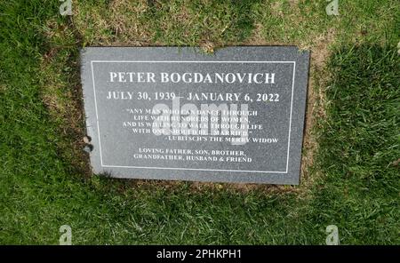 Los Angeles, Kalifornien, USA 26. März 2023 Direktor Peter Bogdanovichs Grab auf dem Pierce Brothers Westwood Village Memorial Park Cemetery am 26. März 2023 in Los Angeles, Kalifornien, USA. Foto: Barry King/Alamy Stock Photo Stockfoto