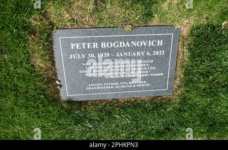 Los Angeles, Kalifornien, USA 26. März 2023 Direktor Peter Bogdanovichs Grab auf dem Pierce Brothers Westwood Village Memorial Park Cemetery am 26. März 2023 in Los Angeles, Kalifornien, USA. Foto: Barry King/Alamy Stock Photo Stockfoto