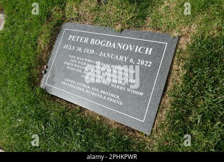 Los Angeles, Kalifornien, USA 26. März 2023 Direktor Peter Bogdanovichs Grab auf dem Pierce Brothers Westwood Village Memorial Park Cemetery am 26. März 2023 in Los Angeles, Kalifornien, USA. Foto: Barry King/Alamy Stock Photo Stockfoto