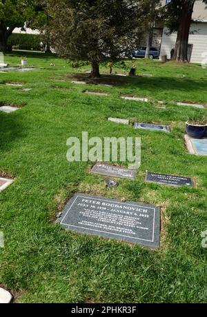 Los Angeles, Kalifornien, USA 26. März 2023 Direktor Peter Bogdanovichs Grab auf dem Pierce Brothers Westwood Village Memorial Park Cemetery am 26. März 2023 in Los Angeles, Kalifornien, USA. Foto: Barry King/Alamy Stock Photo Stockfoto