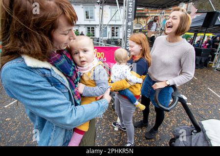 Mütter und Babys beim Framlingham Sausage Festival in Suffolk Stockfoto