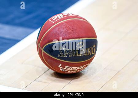 Paris, Frankreich. 28. März 2023. Spalding-Ball-Illustration während der französischen Meisterschaft, Basketballspiel der Betclic-Elite zwischen Le Mans Sarthe Basket (MSB) und Metropolitans 92 (Mets oder Boulogne-Levallois) am 28. März 2023 in Paris, Frankreich. Foto von Victor Joly/ABACAPRESS.COM Kredit: Abaca Press/Alamy Live News Stockfoto