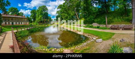 Grüner Burgpark in der lettischen Stadt Kuldiga. Stockfoto