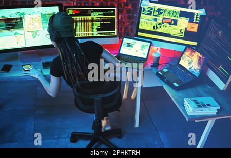 Codierung, Hackerfrau und Computer für Cybersicherheit, Programmierung und Big Data bei Nacht. Digital, Armaturenbrett und Technologie einer arbeitenden Frau Stockfoto
