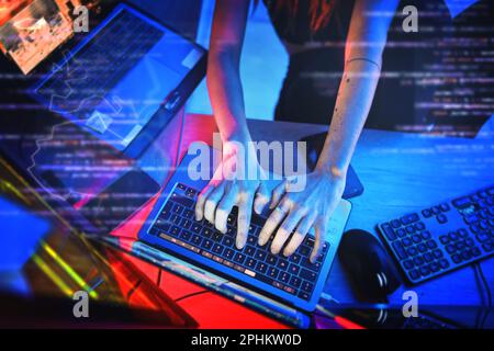 Codierung bei Nacht, Hackerinnen und Computer für Cybersicherheit, Programmierung und Big-Data-Overlay. Server-Hack, Dashboard und Technologie einer Frau Stockfoto