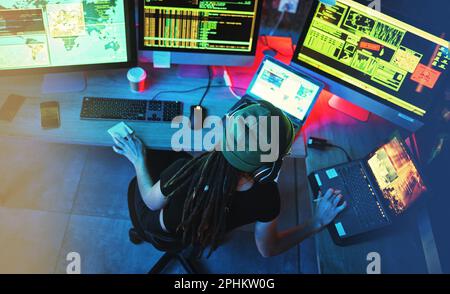 Coding-Hacker, Programmierer und Computer arbeiten für Cybersicherheit, Programmierung und Big Data. Hack oben, Armaturenbrett und Technologie einer Frau Stockfoto