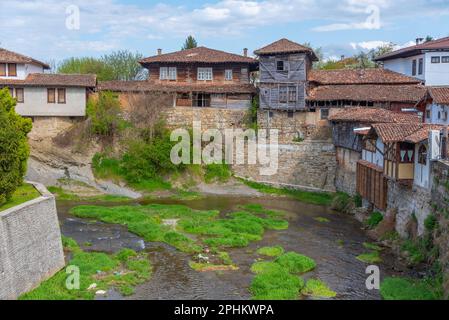 Traditionelle Häuser in der bulgarischen Stadt Elena. Stockfoto