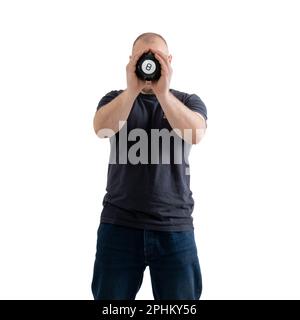 Vorhersagen Billardball in den Händen eines Mannes. Isoliert auf weißem Hintergrund. Stockfoto