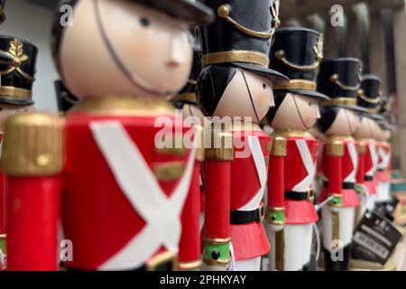 Riesige Nussknacker-Figuren in roten Soldatenmänteln, die zu weihnachten vorgeführt wurden Stockfoto