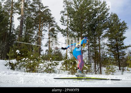 Männlicher Sportler im Skilanglauf, Fischer Rennskier, Salomon Skischuhe, Hautanzug Adidas, wintersport der olympischen spiele Stockfoto