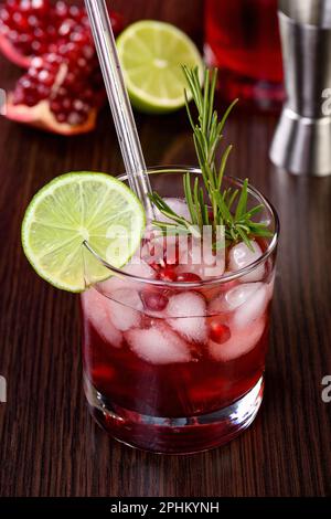 Der Granatapfelpaloma ist ein klassischer Cocktail, der aus frisch gepresstem Granatapfelsaft anstelle von Limonade und einer großzügigen Portion Tequila zubereitet wird. Ideal für Stockfoto