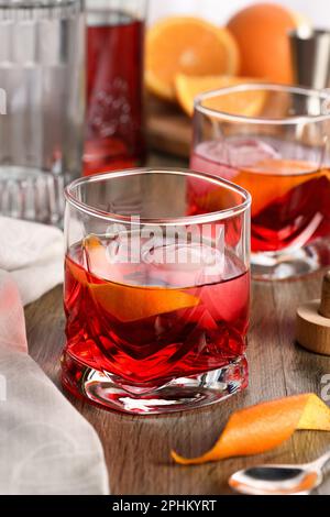 Ein klassischer Negroni mit gleichen Teilen aus Campari, Gin und süßem Wermut, garniert mit Orangenschale. Der perfekte Aperitif vor dem Abendessen Stockfoto