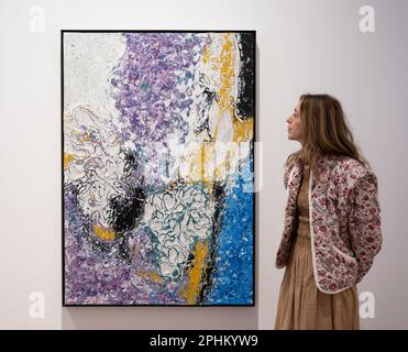 Thaddaeus Ropac, London, Großbritannien. 29. März 2023. Perdu-Serie (30. März bis 13. Mai) des Künstlers Lee Bul, der zum ersten Mal in Großbritannien auftritt. Diese prächtigen Perlen- und Acrylgemälde sind als ein- und mehrschichtige Werke konzipiert und veranschaulichen die Praxis des Künstlers, indem sie vergangene, gegenwärtige und zukünftige Zeitpunkte durch die darin enthaltenen Materialien und Referenzen zusammenführen. Lee Bul lebt und arbeitet in Seoul, Südkorea. Motiv: Lee Bul, Perdu CLVIII, 2023. Kredit: Malcolm Park/Alamy Live News Stockfoto