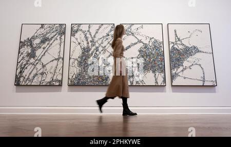 Thaddaeus Ropac, London, Großbritannien. 29. März 2023. Perdu-Serie (30. März bis 13. Mai) des Künstlers Lee Bul, der zum ersten Mal in Großbritannien auftritt. Diese prächtigen Perlen- und Acrylgemälde sind als ein- und mehrschichtige Werke konzipiert und veranschaulichen die Praxis des Künstlers, indem sie vergangene, gegenwärtige und zukünftige Zeitpunkte durch die darin enthaltenen Materialien und Referenzen zusammenführen. Lee Bul lebt und arbeitet in Seoul, Südkorea. Motiv: Lee Bul, Perdu CLIX; CLX; CLXI; CLXII; 2023. Kredit: Malcolm Park/Alamy Live News Stockfoto