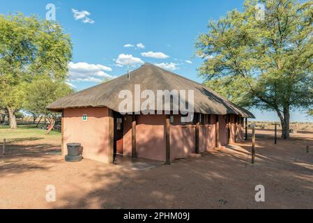 Upington, Südafrika - 24. Februar 2023: Das Gebäude zur Abreinigung auf dem Campingplatz der Kalahari Monate Lodge nördlich von Upington im nördlichen Kap Stockfoto