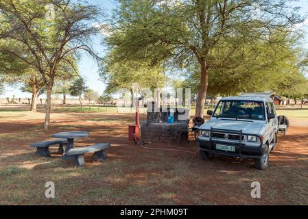 Upington, Südafrika - 24. Februar 2023: Camping in der Kalahari Monate Lodge an der Straße R360 nördlich von Upington in der Provinz Nordkap Stockfoto