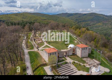 Festung TSARI Mali Grad in Belchin, Bulgarien. Stockfoto