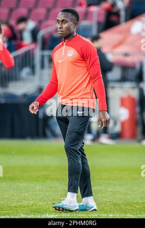 Toronto, Kanada. 28. März 2023. Richie Laryea wärmt sich vor dem Start des Qualifikationsspiels der CONCACAF Nations League zwischen Kanada und Honduras auf dem BMO Field in Toronto auf. Das Spiel endete 4-1 für Kanada und schickte es ins Halbfinale. Kredit: SOPA Images Limited/Alamy Live News Stockfoto