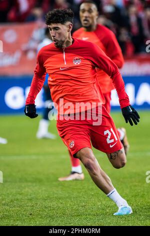 Toronto, Kanada. 28. März 2023. Jonathan Osorio wärmt sich vor dem Start des Qualifikationsspiels der CONCACAF Nations League zwischen Kanada und Honduras auf dem BMO Field in Toronto auf. Das Spiel endete 4-1 für Kanada und schickte es ins Halbfinale. Kredit: SOPA Images Limited/Alamy Live News Stockfoto