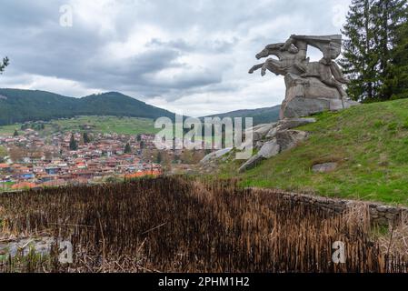 Statue von Georgi Benkovski in der bulgarischen Stadt Koprivschtitsa. Stockfoto