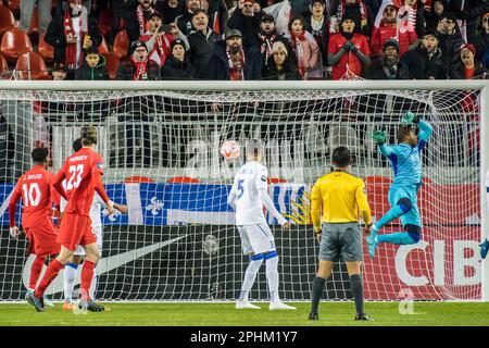Toronto, Kanada. 28. März 2023. Das kanadische Team und das Team von Honduras werden beim Qualifikationsspiel der CONCACAF Nations League zwischen Kanada und Honduras im BMO Field in Toronto in Aktion gesehen. Das Spiel endete 4-1 für Kanada und schickte es ins Halbfinale. (Foto: Angel Marchini/SOPA Images/Sipa USA) Guthaben: SIPA USA/Alamy Live News Stockfoto