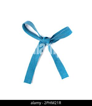 Geflechtband isoliert, Schleifen aus Baumwolle, blaue Kabelknoten in der Verpackung, rustikales Geschenk mit Knotendetail, umweltfreundliche natürliche blaue Seilschleife auf weißem Hintergrund Stockfoto