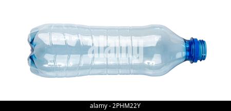 Blaue Kunststoffflasche isoliert, leere Kunststoffflasche, Globales Umweltkonzept, Wasserflaschen für Haustiere auf weißem Hintergrund Stockfoto