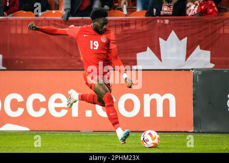 Toronto, Kanada. 28. März 2023. Alphonso Davies #19 des kanadischen Teams in Aktion während des Qualifikationsspiels der CONCACAF Nations League zwischen Kanada und Honduras im BMO Field in Toronto. Das Spiel endete 4-1 für Kanada und schickte es ins Halbfinale. (Foto: Angel Marchini/SOPA Images/Sipa USA) Guthaben: SIPA USA/Alamy Live News Stockfoto