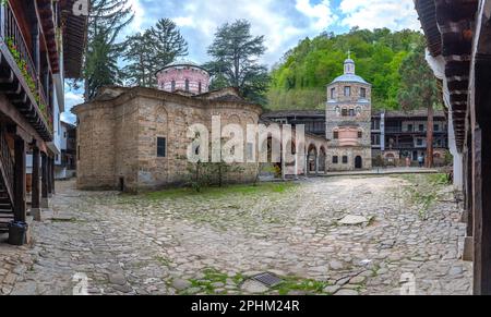Blick auf den Innenhof des berühmten trojanischen Klosters in Bulgarien. Stockfoto
