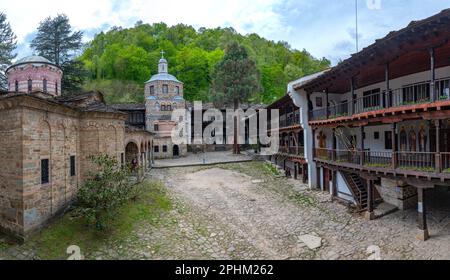 Blick auf den Innenhof des berühmten trojanischen Klosters in Bulgarien. Stockfoto