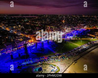 Bunte Lichter bei Sonnenuntergang auf Bondi Junction Australia aus der Vogelperspektive. Stockfoto