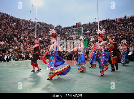 Taijiang, Chinas Provinz Guizhou. 25. März 2023. Künstler tanzen vor einem Basketballspiel zwischen Team Tongren und Team Qiandongnan in Taipan Village, Taijiang County, Provinz Guizhou im Südwesten Chinas, 25. März 2023. Kredit: Liu Xu/Xinhua/Alamy Live News Stockfoto