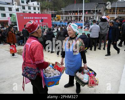 Taijiang, Chinas Provinz Guizhou. 25. März 2023. Dorfbewohner bereiten sich vor, vor einem Basketballspiel in Taipan Village, Taijiang County, Provinz Guizhou im Südwesten Chinas, am 25. März 2023 lokale Produkte zu verkaufen. Kredit: Li Ga/Xinhua/Alamy Live News Stockfoto