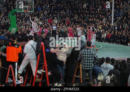 Taijiang, Chinas Provinz Guizhou. 25. März 2023. Die Leute sehen ein Basketballspiel im Dorf Taipan, Taijiang County, Provinz Guizhou im Südwesten Chinas, 25. März 2023. Kredit: Li Ga/Xinhua/Alamy Live News Stockfoto