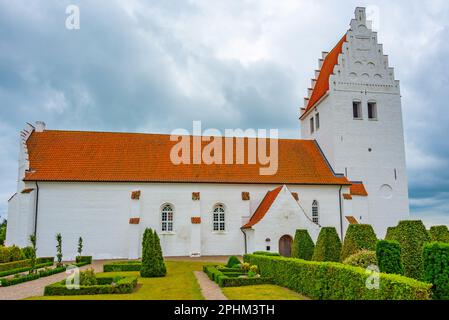 Fanefjordkirche in Dänemark an einem bewölkten Tag. Stockfoto