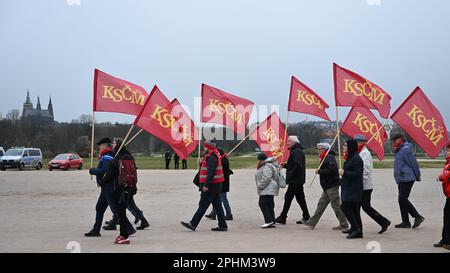 Prag, Tschechische Republik. 29. März 2023. Am 29. März 2023 fand in Prag, Tschechische Republik, eine Demonstration der KOVO-Gewerkschaft gegen die Rentenreform und die Euro 7-Emissionsnorm statt. Auf dem Foto sehen Sie den marsch von Teilnehmern mit Flaggen der Kommunistischen Partei Böhmens und Mähren (KSCM) von Letna Plain zum Regierungsbüro. Kredit: Michal Kamaryt/CTK Photo/Alamy Live News Stockfoto