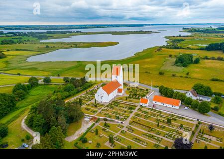 Fanefjordkirche in Dänemark an einem bewölkten Tag. Stockfoto