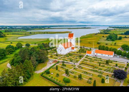 Fanefjordkirche in Dänemark an einem bewölkten Tag. Stockfoto