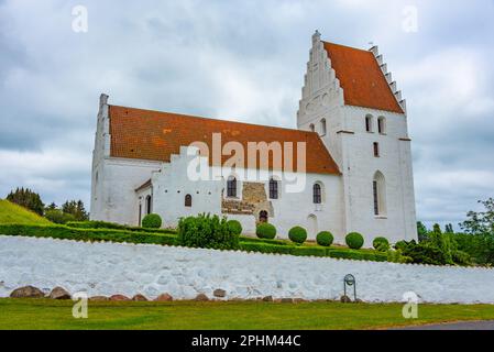 Elmelündenkirche in Dänemark an einem bewölkten Tag. Stockfoto