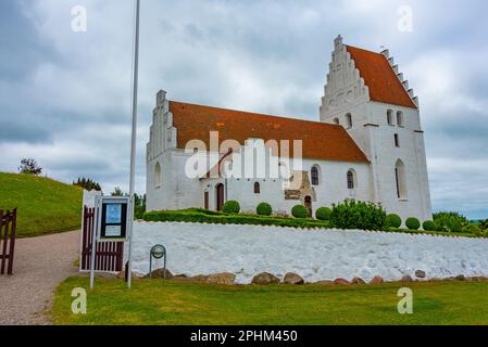 Elmelündenkirche in Dänemark an einem bewölkten Tag. Stockfoto