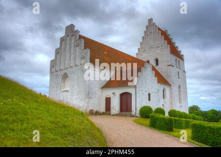 Elmelündenkirche in Dänemark an einem bewölkten Tag. Stockfoto