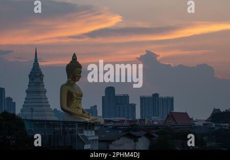 Atemberaubender Himmel in der Dämmerung im goldenen großen Buddha. Wunderschöne rote Wolke über bangkok. golden Big Buddha Wat Paknam Phasi Charoen berühmtes lan Stockfoto