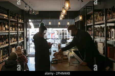 The Yardarm Independent Shop and Restaurant in Francis Road, Leyton, East London, England, Großbritannien. Stockfoto