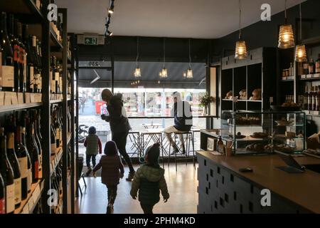 The Yardarm Independent Shop and Restaurant in Francis Road, Leyton, East London, England, Großbritannien. Stockfoto