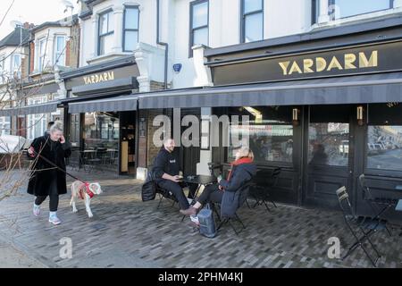 The Yardarm Independent Shop and Restaurant in Francis Road, Leyton, East London, England, Großbritannien. Stockfoto