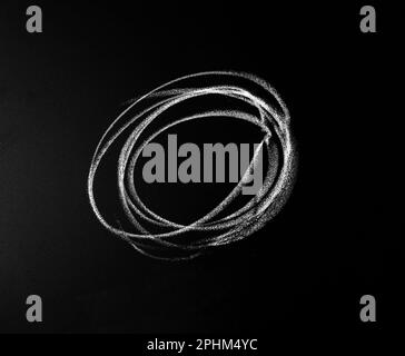 Weiße dunkelgraue Striche, Kreide auf schwarzem Brett, von Hand gezeichnete Kreide, Kreide Striche Texturhintergrund Stockfoto